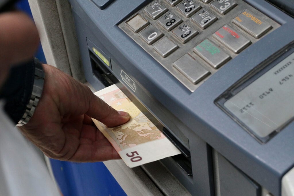 Οι νέες προμήθειες στις αναλήψεις από τα ATM – Αναλυτικά οι χρεώσεις σε όλες τις τράπεζες