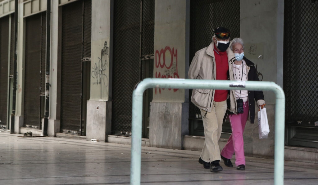 Νέοι – γέροι στη βιοπάλη εξαιτίας της ακρίβειας