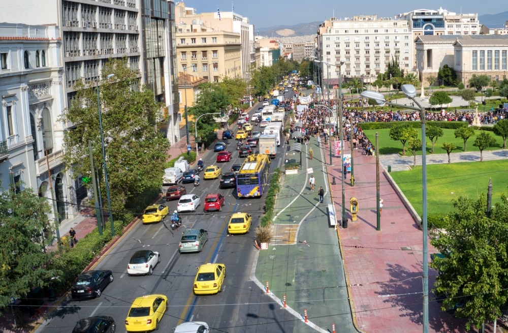 «Φιλί ζωής» στον Μεγάλο Περίπατο με γαλάζια τροπολογία