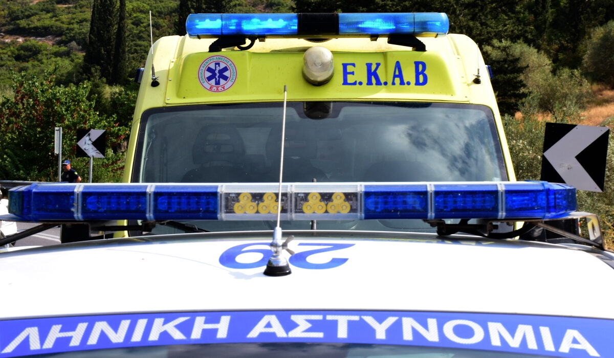 Κρήτη: Οδηγός παρέσυρε δύο πεζούς, έπεσε πάνω σε αυτοκίνητα και κατέληξε σε τζαμαρία καταστήματος