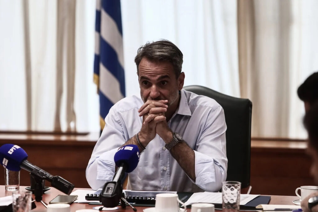 Στο Κέντρο Επιχειρήσεων της Πολιτικής Προστασίας ο  Κ. Μητσοτάκης – Ενημερώνεται για τις φωτιές