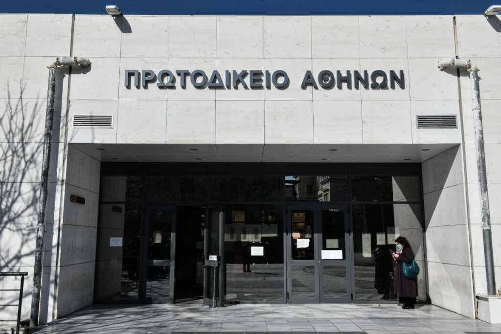 Ο ΔΣΑ αποφάσισε να απέχει από δίκες που συμμετέχει Πρωτοδίκης – Η αντίδραση της ΕνΔΕ