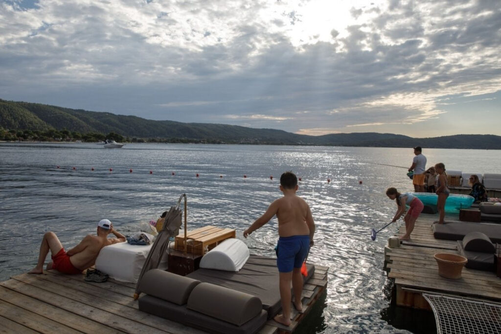 Τι απαγορεύεται στις παραλίες και τα beach bars: Οι ποινές και τα πρόστιμα