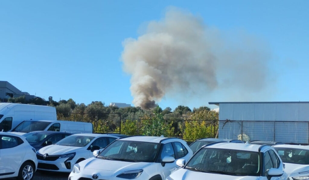 Φωτιά τώρα σε χώρο ανακύκλωσης οχημάτων στο Κορωπί – Δύο τραυματίες