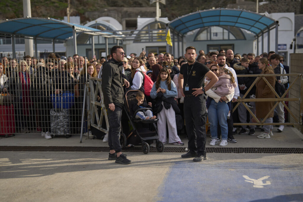 Η μεγάλη φυγή από τη Σαντορίνη: «Δώσαμε 210 ευρώ» – Έξαλλοι οι πολίτες με τα αεροπορικά εισιτήρια – «φωτιά»