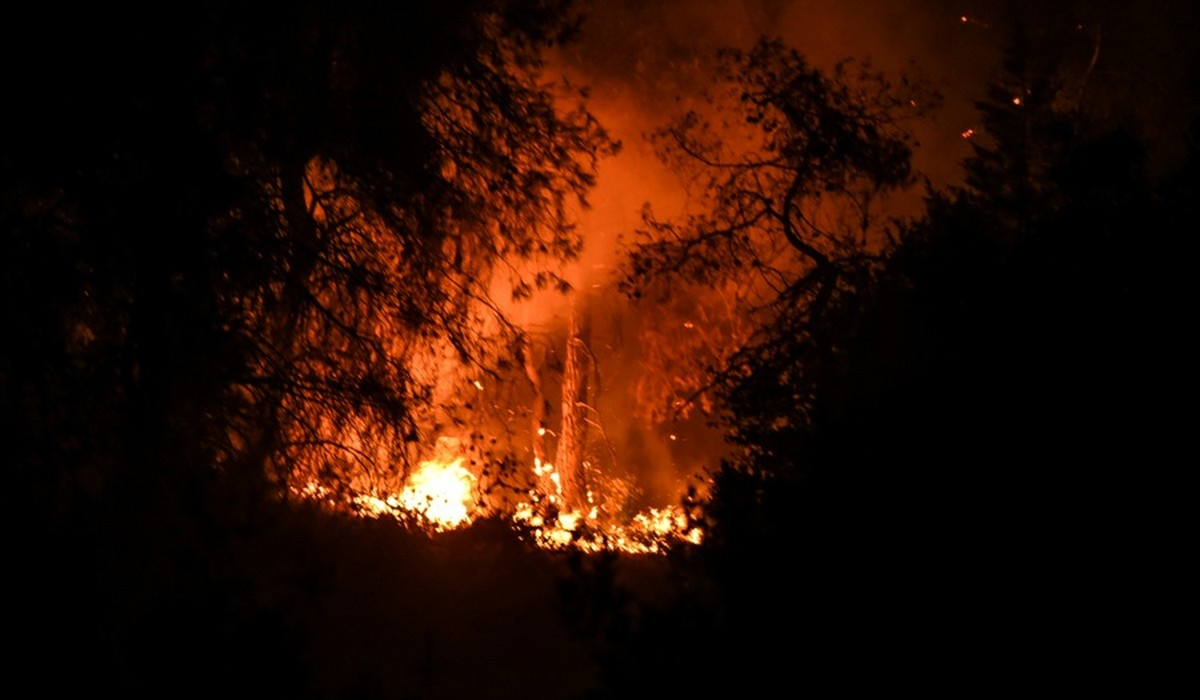 Φωτιές σε Πύργο και Κορινθία: Υπό μερικό έλεγχο στη Σπιάντζα – Oριοθετήθηκε στο Αγγελόκαστρο