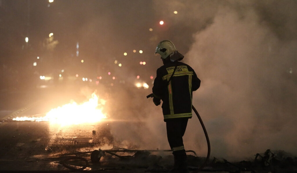 Νύχτα χάους σε Μέγαρα και Ασπρόπυργο – Φωτιές, οδοφράγματα και επεισόδια