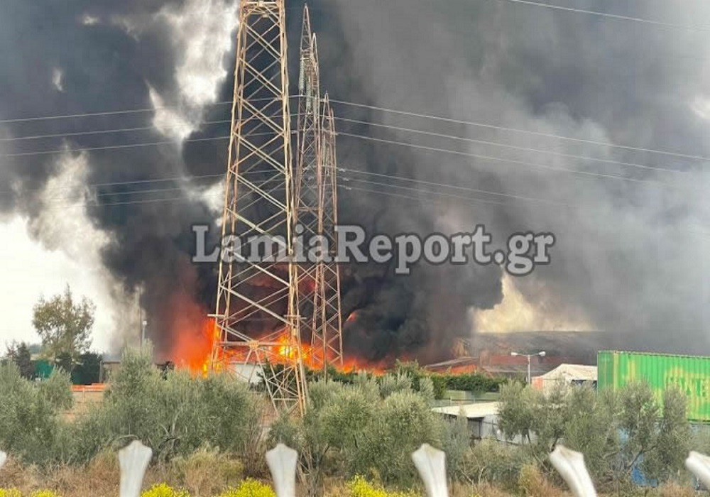 Σχηματάρι: Μεγάλες διαστάσεις πήρε η φωτιά στο εργοστάσιο – Εγκαύματα στα χέρια υπέστη ο ιδιοκτήτης του