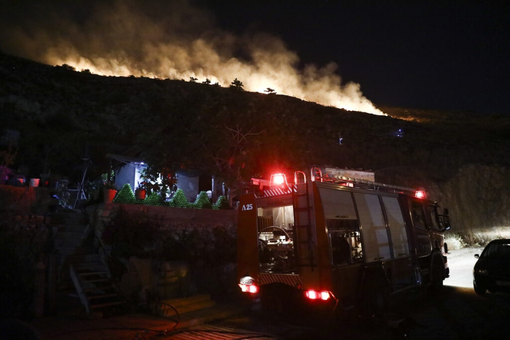 Φωτιά στο Σχιστό: Αναζωπύρωση και νέος συναγερμός