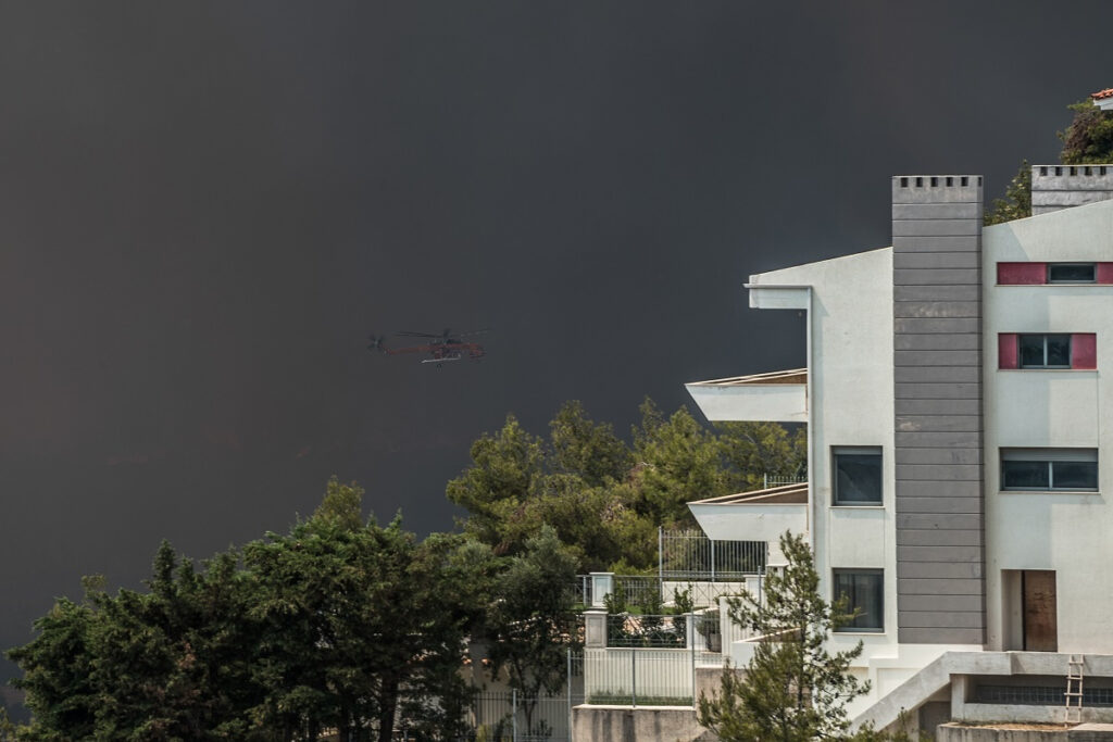 Φωτιά στη Βαρυμπόμπη: Μήνυμα από το 112, ακούστηκαν εκρήξεις – Ενισχύονται οι δυνάμεις