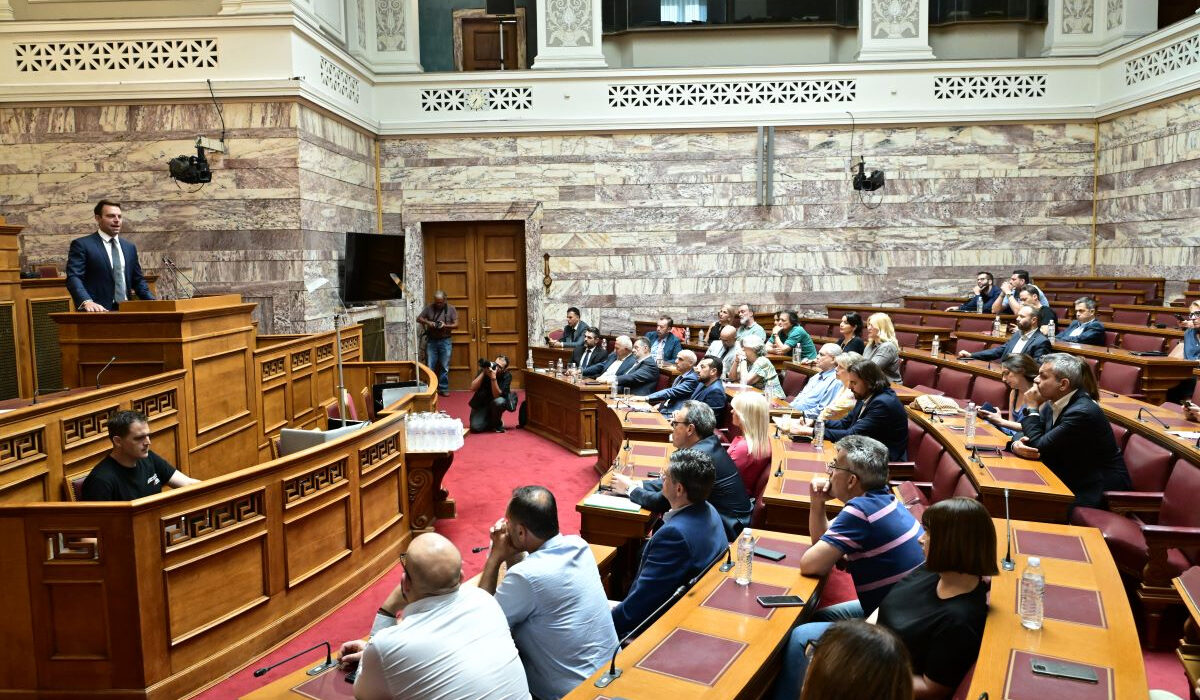 ΣΥΡΙΖΑ: Έντονοι διάλογοι στην Κ.Ο. λίγο πριν αρχίσει η ψηφοφορία για Παππά και Φάμελλο