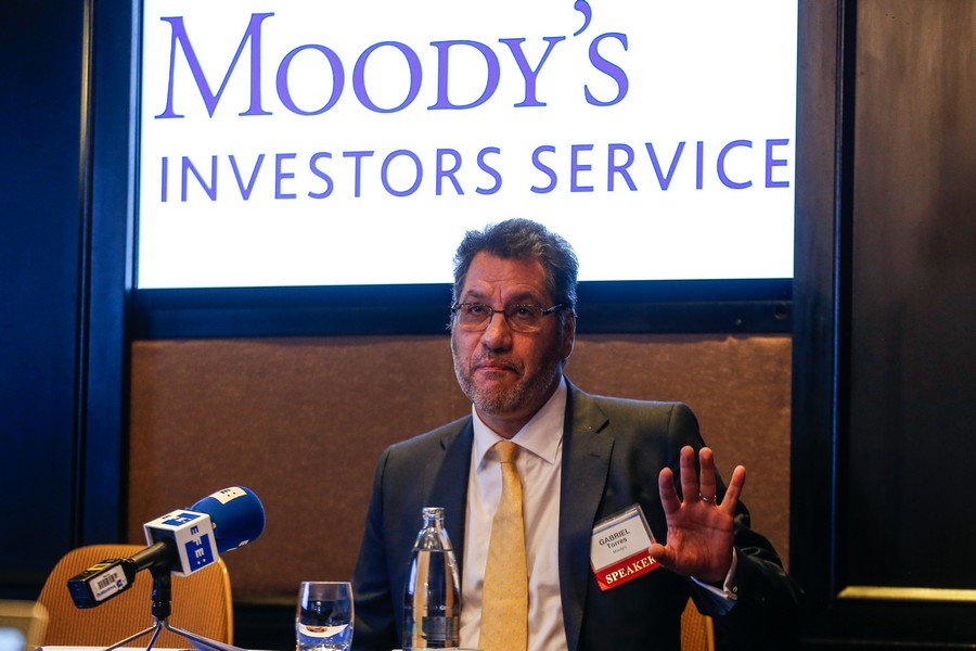 Η Moody’s υποβάθμισε το αξιόχρεο της Βρετανίας