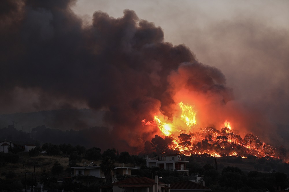 Φωτιά στις Κεχριές: 4.000 κάτοικοι εγκατέλειψαν τα σπίτια τους – Στα δύο το μέτωπο