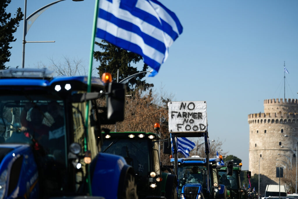 «Μην κόβετε το χέρι που σας ταΐζει» – Τα τρακτέρ στο κέντρο της Θεσσαλονίκης (Φωτογραφίες, βίντεο)