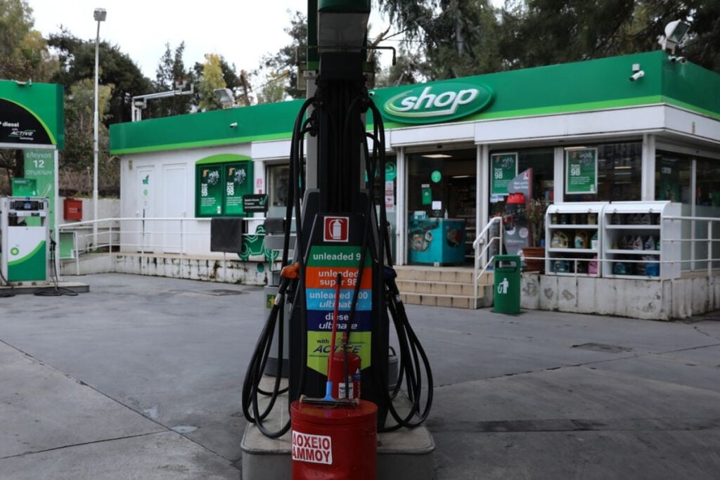 Fuel Pass 2: Ανώμαλη προσγείωση με μέτρα ψίχουλα για την απογείωση της τιμής των καυσίμων