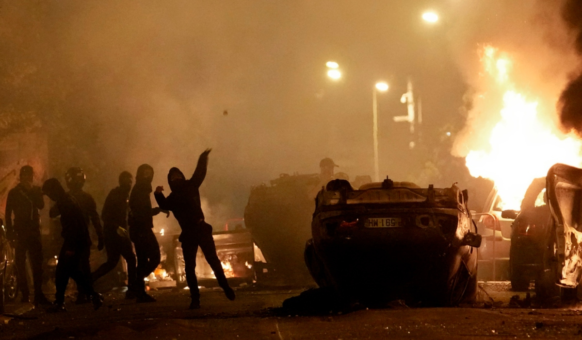 Τρίτη νύχτα επεισοδίων στη Γαλλία – Απαγόρευση κυκλοφορίας και βίαιες συγκρούσεις (Φώτο – Βίντεο)