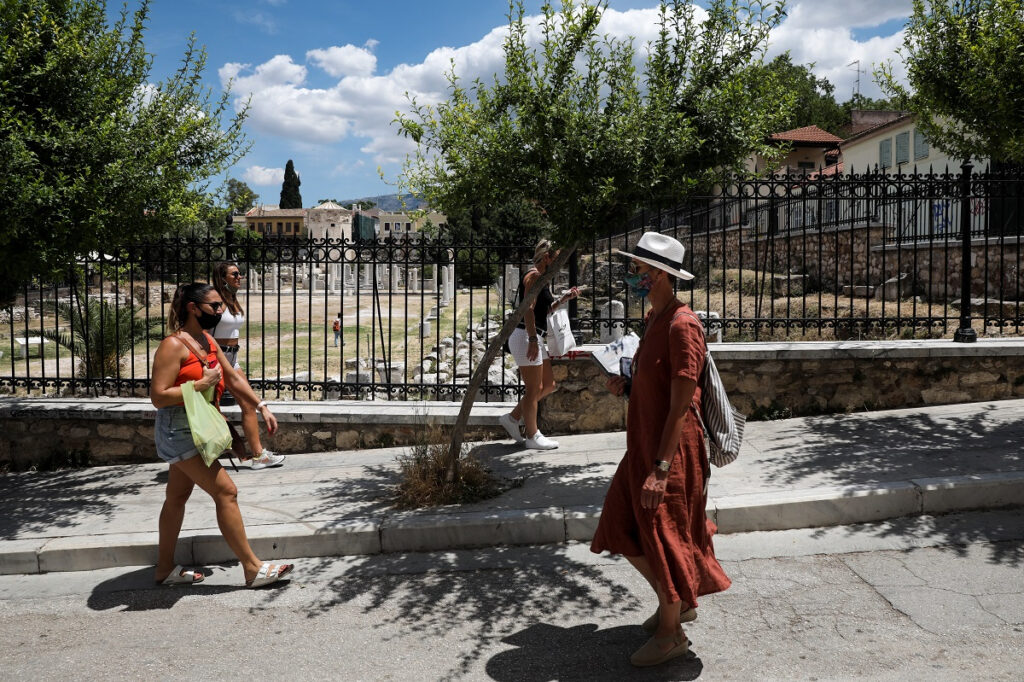 Ο καύσωνας φέρνει το «τέλος» της μάσκας