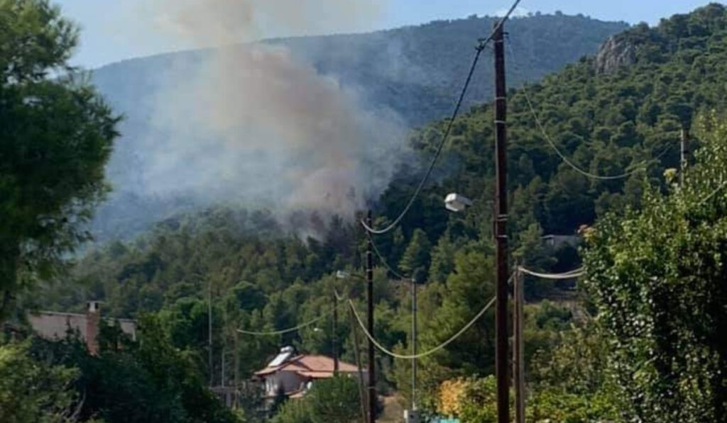 Υπό έλεγχο οι φωτιές σε Πάρνηθα και Κάλαμο