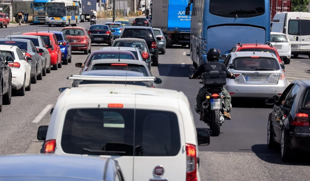 Κίνηση στους δρόμους: Κομφούζιο σε Κηφισό, Κηφισίας και Αττική Οδό – Ο χάρτης με τα προβλήματα