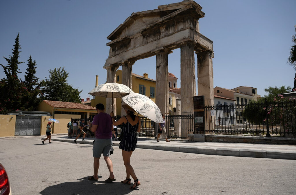 Ξεκίνησε ιστορικός καύσωνας: Δύσκολο τριήμερο και στο βάθος τρίτο κύμα – Η χειρότερη μέρα