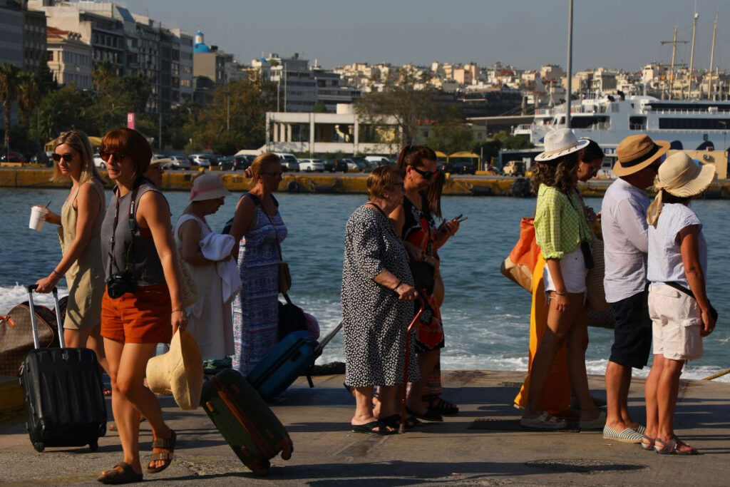 Η Αθήνα αδειάζει, ο Πειραιάς γεμίζει: Χαμός στους δρόμους προς το λιμάνι από τους… αδειούχους