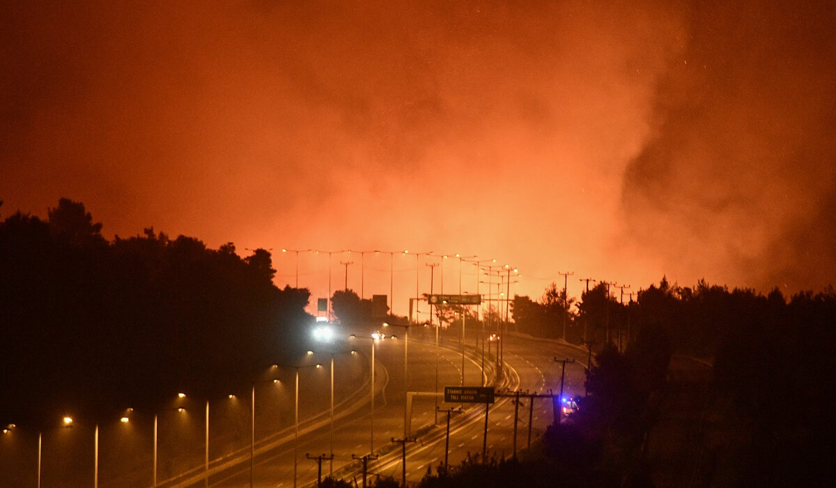 Κόλαση φωτιάς σε Καπανδρίτι, Άγιο Στέφανο: Τρομακτικά φωτογραφικά ντοκουμέντα από τα διόδια