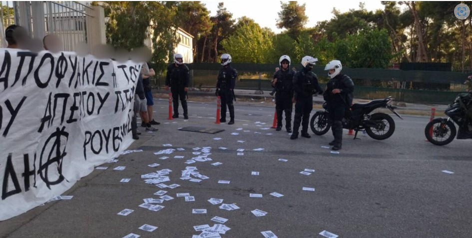 Ρουβίκωνας: 23 προσαγωγές για φέιγ βολάν στο Υπουργείο Δικαιοσύνης