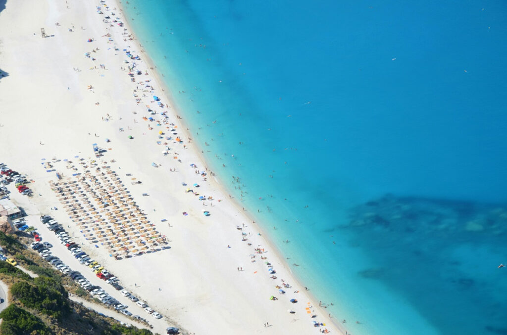 Χαλκιδική: Το ΣΔΟΕ πήγε για έλεγχο σε beach bar και… τους έσκασαν τα λάστιχα του αυτοκινήτου