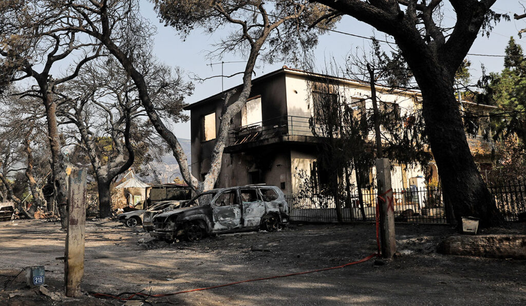 Πλιάτσικο στα καμένα σπίτια στη Βαρυμπόμπη – «Δεν αντέχουμε άλλο, θα μας συλλάβουν για ξυλοδαρμό»