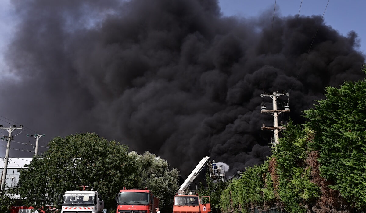 Φωτιά στην Κηφισιά: Τι πρέπει να προσέχουμε εξαιτίας της τοξικής ατμόσφαιρας – Οι οδηγίες πνευμονολόγου