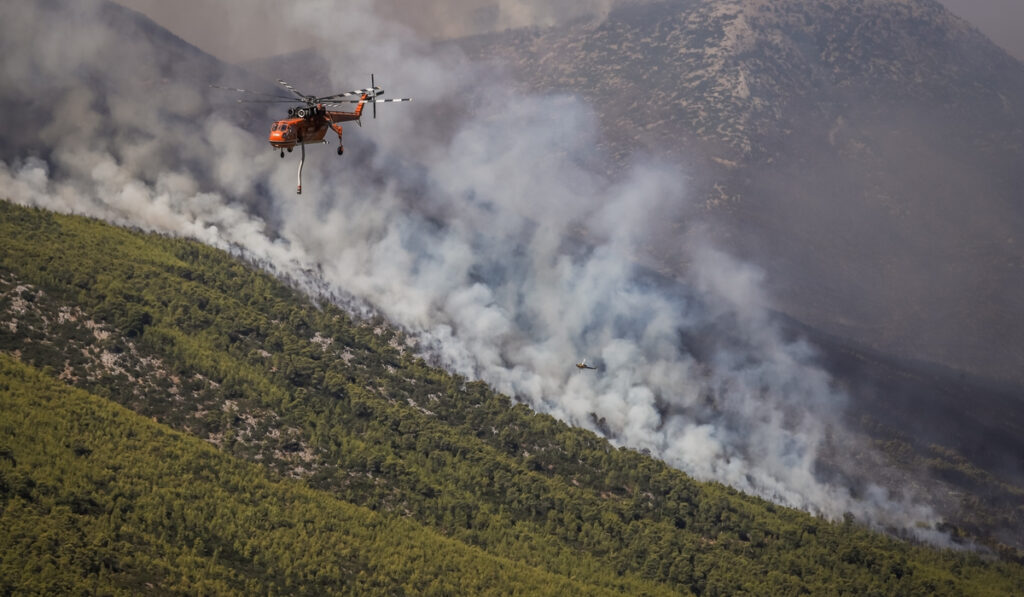 Φωτιά στα Βίλια: Ανεξέλεγκτο το μέτωπο – Στάχτη πάνω από 80.000 στρέμματα