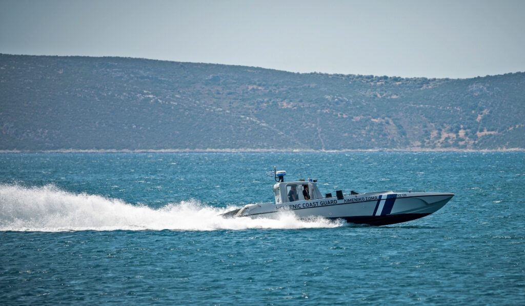 Καταδίωξη στη Σύμη: Ταχύπλοο που μετέφερε μετανάστες έπεσε πάνω σε σκάφος του Λιμενικού