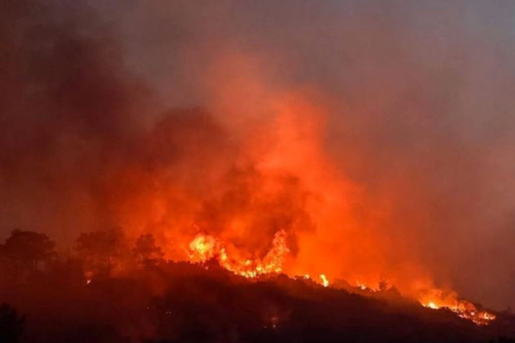 Καλύτερη η εικόνα της φωτιάς στη Σάμο – Απρόσιτο το σημείο που ξέσπασε η πυρκαγιά