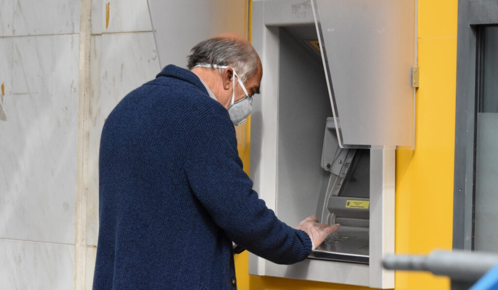 Συντάξεις Δεκεμβρίου: Από σήμερα στο ATM – Οι ημερομηνίες ανά Ταμείο