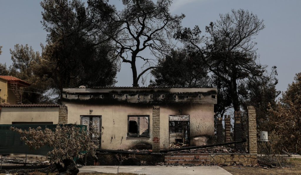 Φωτιές: Μη κατοικήσιμες 235 κατοικίες ως τώρα – Συνεχίζονται οι έλεγχοι