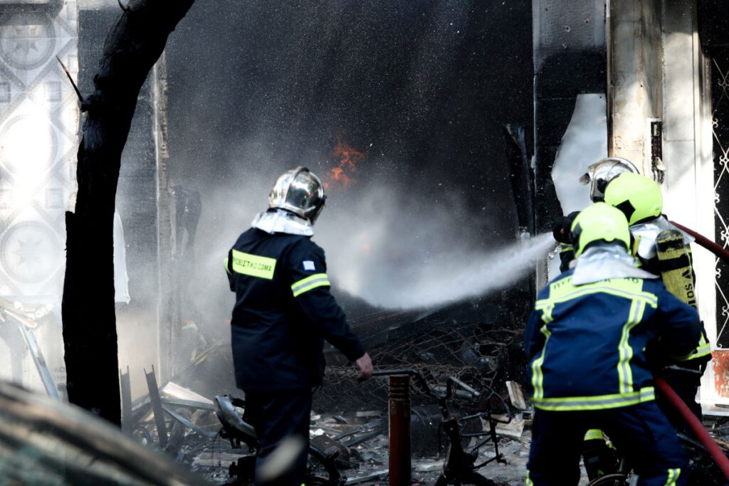 Έκρηξη και φωτιά σε κατάστημα στην Αχαρνών – Ένας τραυματίας (Βίντεο, φωτογραφίες)