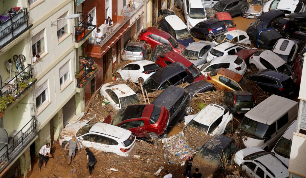 Τι είναι τα flash floods που ισοπέδωσαν τη Βαλένθια: Η διαφορά με τον Daniel στη Θεσσαλία