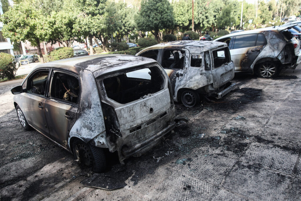 Ζωγράφου: 24χρονος συνελήφθη για επίθεση σε ΜΑΤ – Κάηκαν και 6 αυτοκίνητα