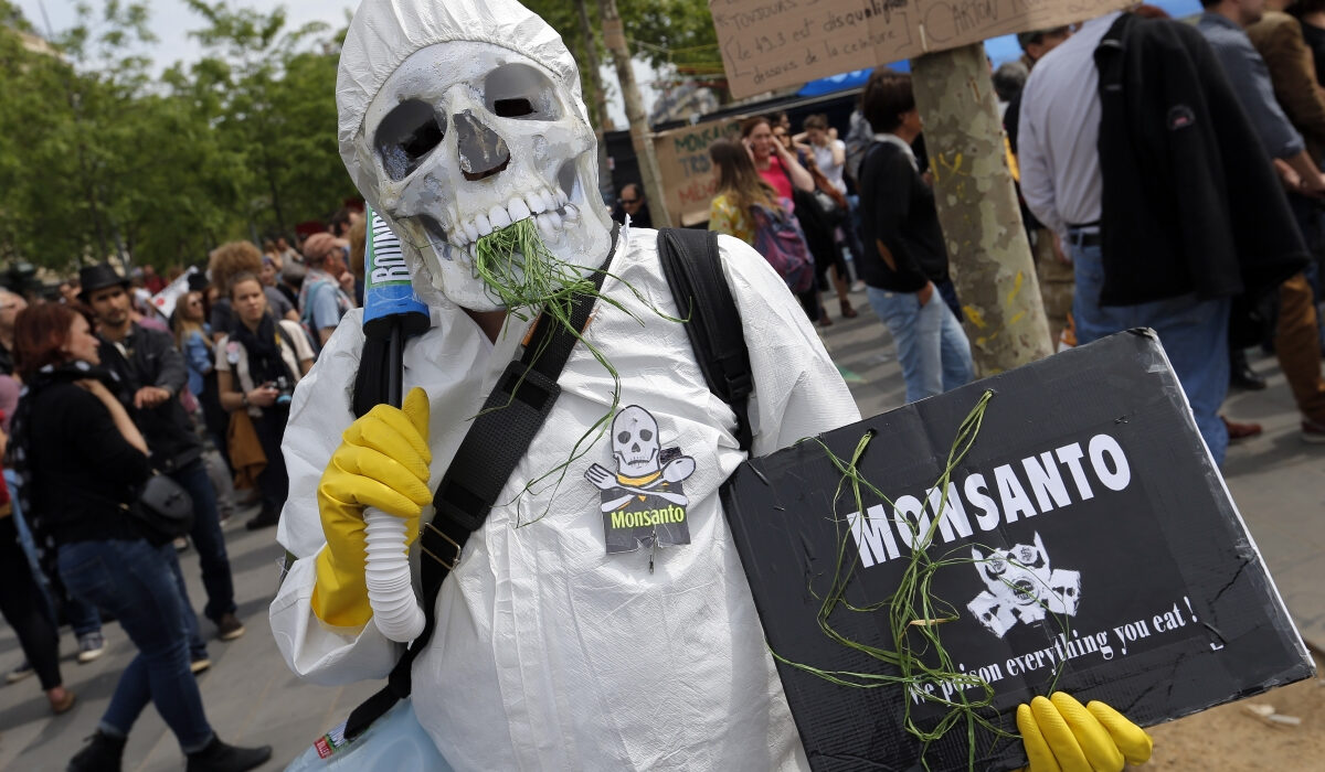 Η «προίκα» της Monsanto βυθίζει την Bayer: Νέα πρόστιμο 2,2 δισ. για το ζιζανιοκτόνο Roundup