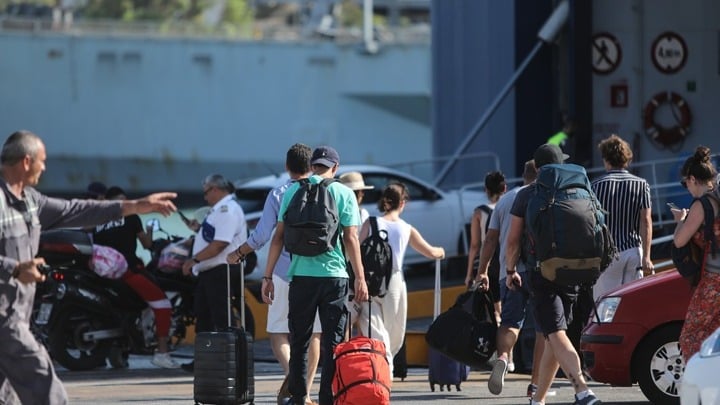 Μεγάλη η έξοδος του Δεκαπενταύγουστου: «Βούλιαξε» ο Πειραιάς – 32.580 επιβάτες έφυγαν χθες