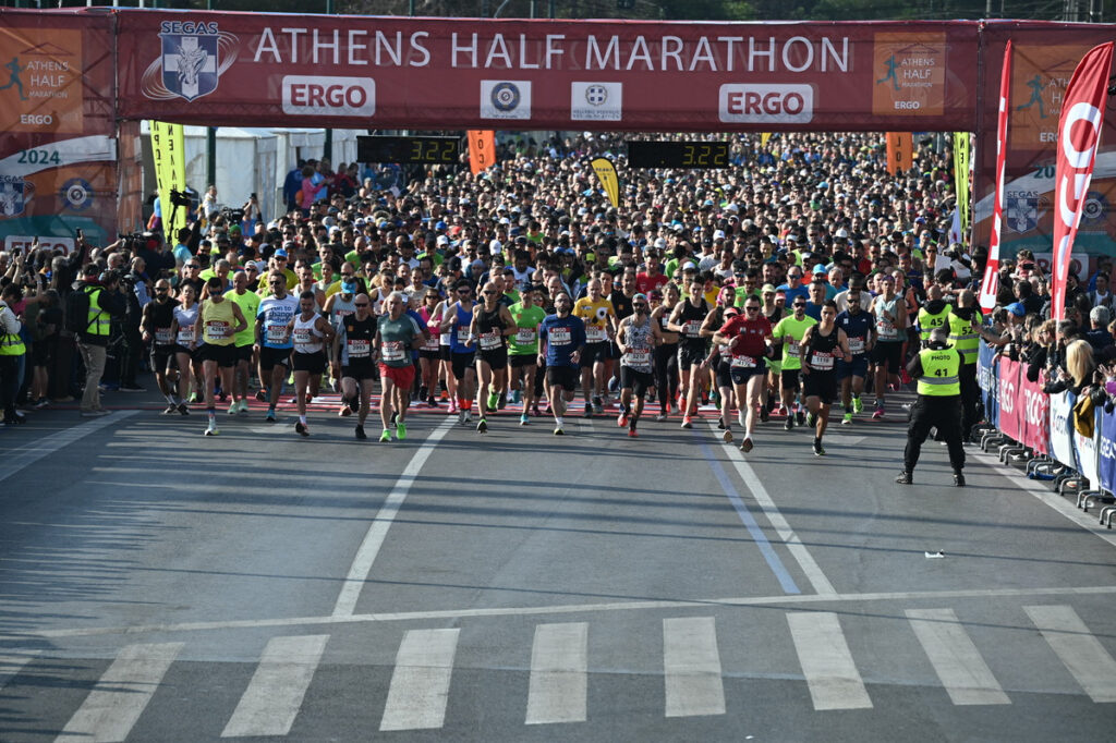 Ημιμαραθώνιος Αθήνας 2024: Έσπασε τα κοντέρ η συμμετοχή – Σταμούλης και Μαρινάκου την πρώτη θέση σε άνδρες και γυναίκες (φωτογραφίες)