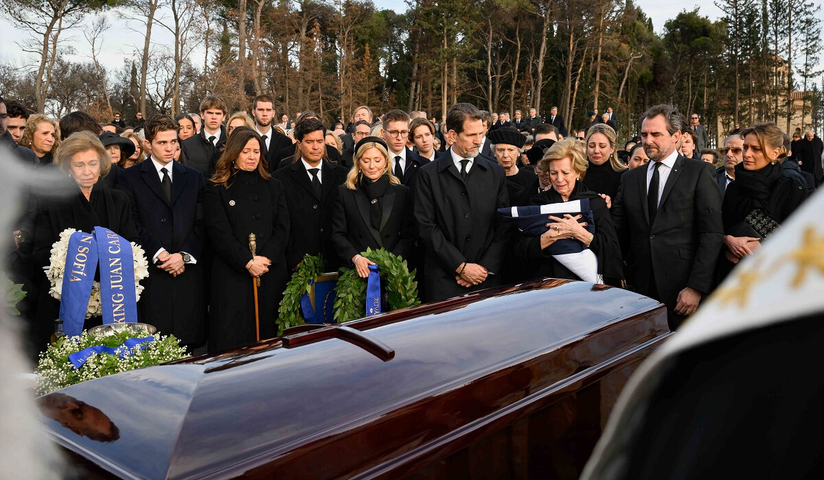 Στην τελευταία του κατοικία ο τέως βασιλιάς Κωνσταντίνος