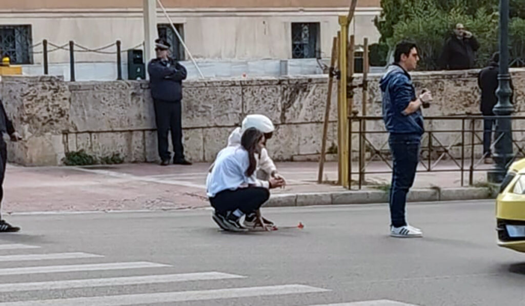 Τρία χρόνια από τον θάνατο του Ιάσονα Λαλαλούνη, έξω από τη Βουλή – Η αδερφή του τίμησε τη μνήμη του