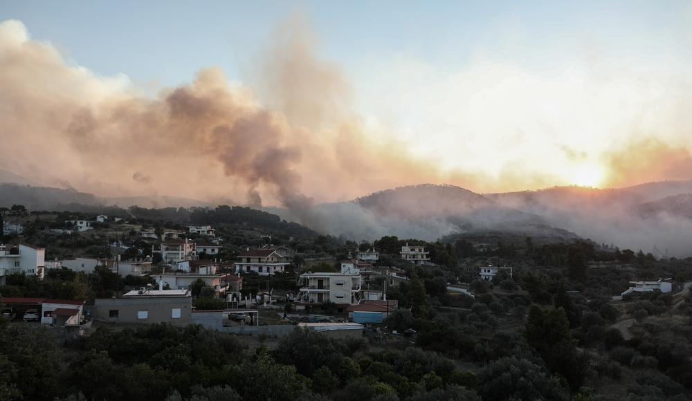 Φωτιά στις Κεχριές: Πολλές διάσπαρτες εστίες – Κάηκαν σπίτια, στις φλόγες πυροσβεστικό όχημα