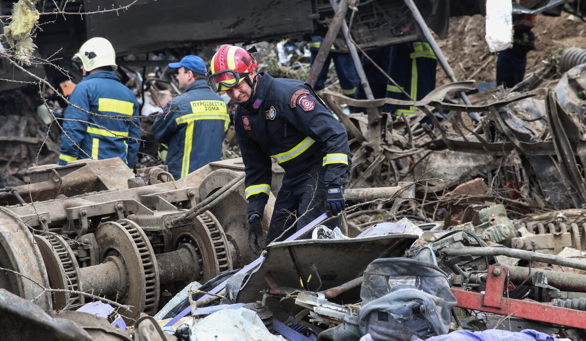 Τέμπη: Ψάχνουν αγνοούμενους στα συντρίμμια – Συγκλονιστικά φωτογραφικά ντοκουμέντα