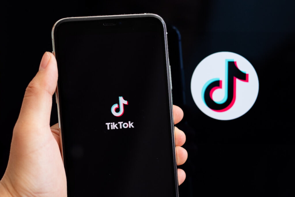 TikTok: Τουλάχιστον 300 εργαζόμενοί του δούλευαν για τα κρατικά μέσα της Κίνας