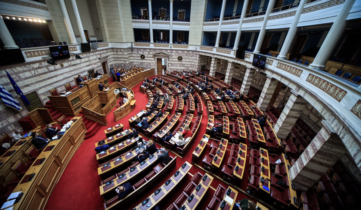 Νομοσχέδιο για ομόφυλα ζευγάρια: Ονομαστικά η ψηφοφορία, σε «αναμμένα κάρβουνα» η κυβέρνηση για τους «αντάρτες»