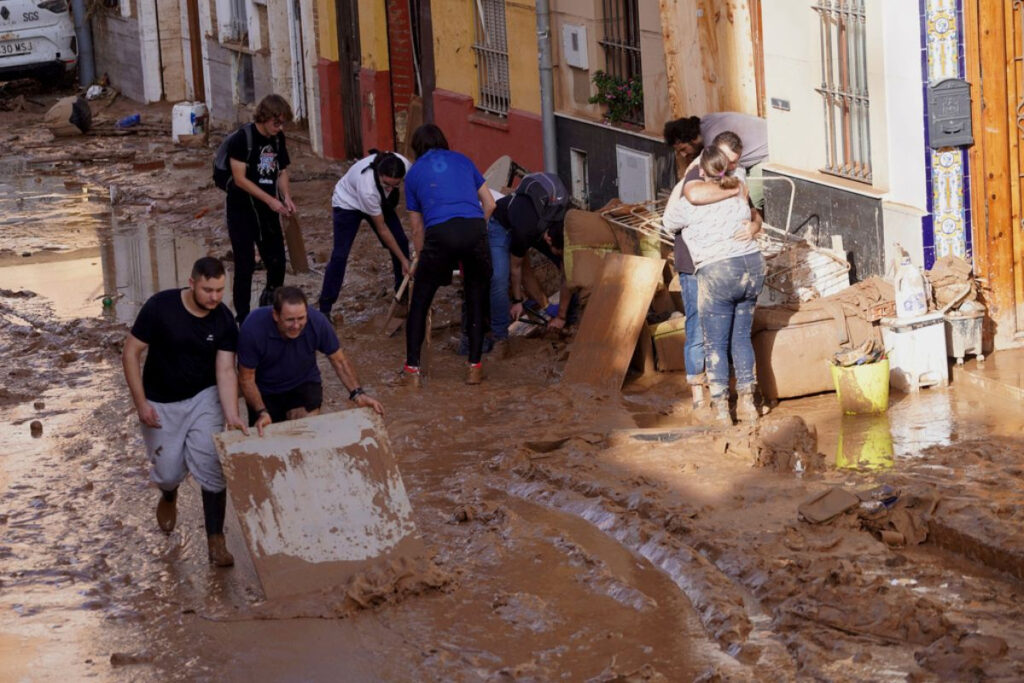 «Αποκάλυψη Τώρα» στη Βαλένθια: Συγκλονιστικές εικόνες καταστροφής – Όλη η πόλη μέσα στη λάσπη