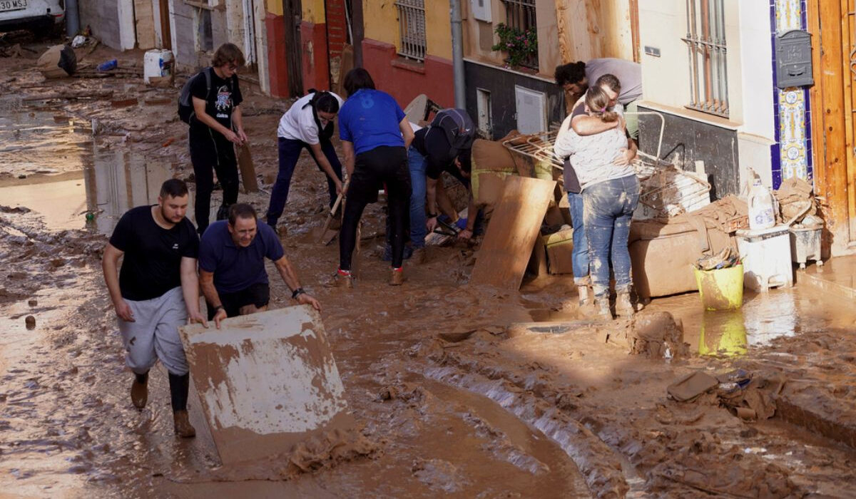 «Αποκάλυψη Τώρα» στη Βαλένθια: Συγκλονιστικές εικόνες καταστροφής – Όλη η πόλη μέσα στη λάσπη