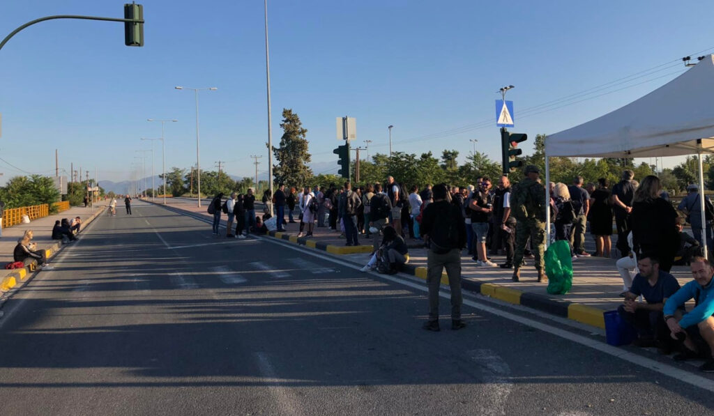 Η γέφυρα της… υπομονής στη Λάρισα: Περιμένουν για ώρες να περάσουν απέναντι πάνω σε εκσκαφείς